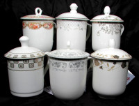 Porcelanowy kubek z pokrywką mix wzorów (złoty, srebrny, róże)